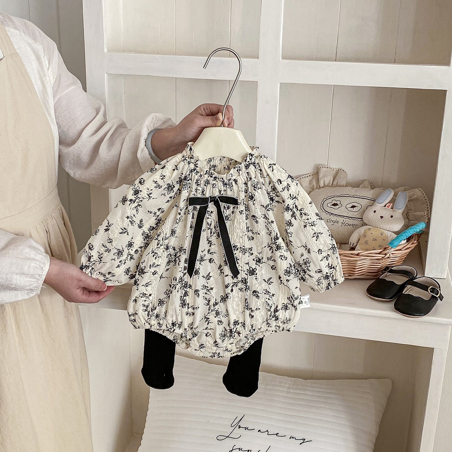 Spring New Baby Girl Floral Cotton Romper with Bow, Stylish Print Cotton Triangular Bodysuit for Infants